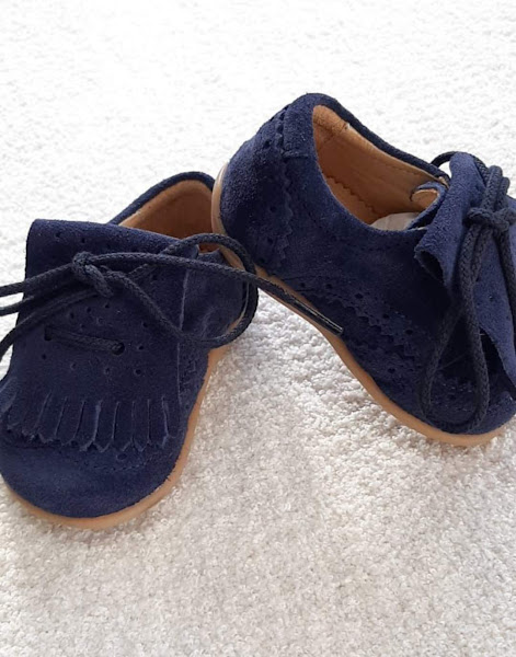 Sapatos de criança em camurça azul escuro com franjas e sola castanha