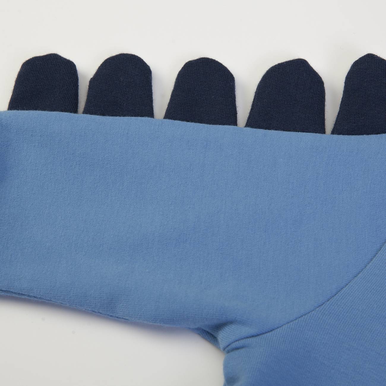 Luva azul clara com pontas dos dedos azul escuro em fundo branco