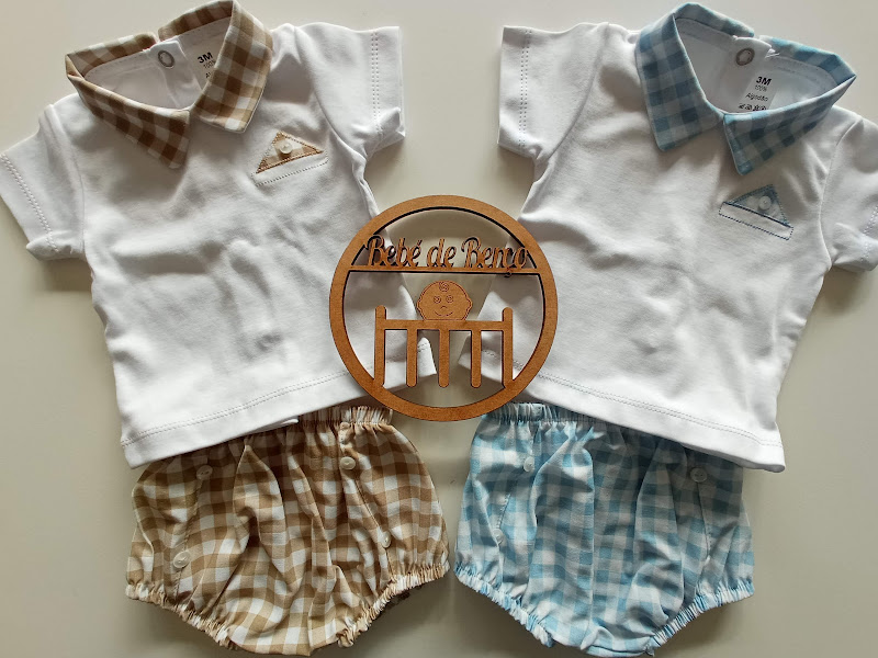 Conjuntos de bebé com t-shirts brancas e calções xadrez castanho e azul