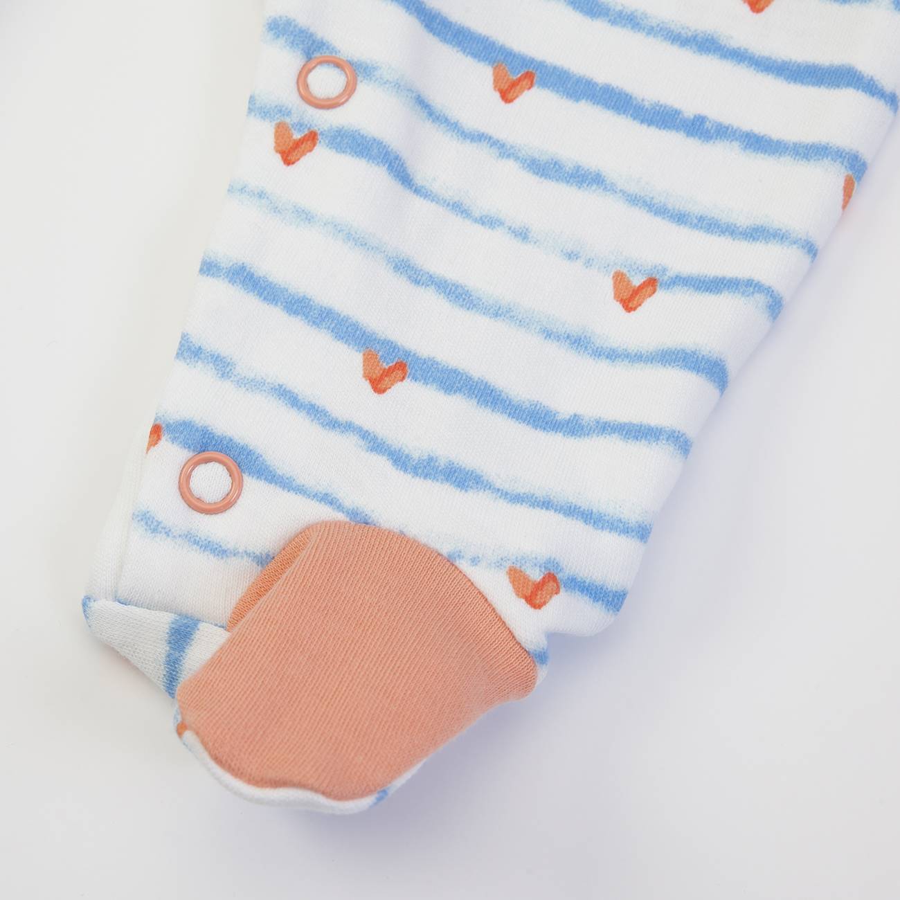 Roupa de bebé com riscas azuis e corações laranja com botão de pressão e pata laranja
