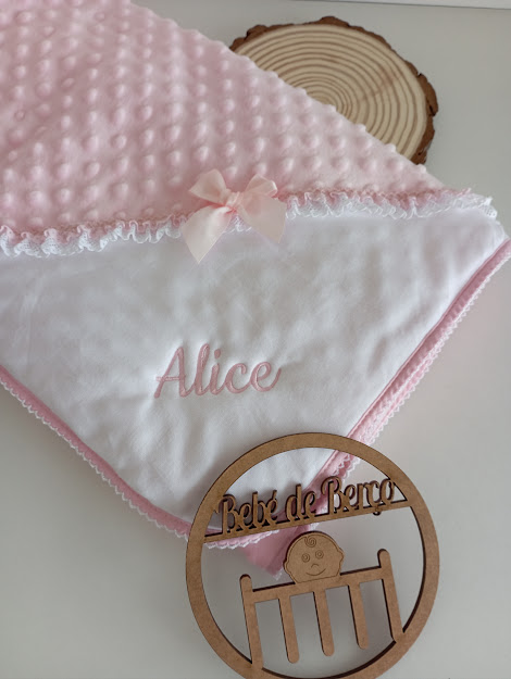 Toalha de bebé branca e rosa bordada com o nome Alice e placa de madeira Bebe de Berço