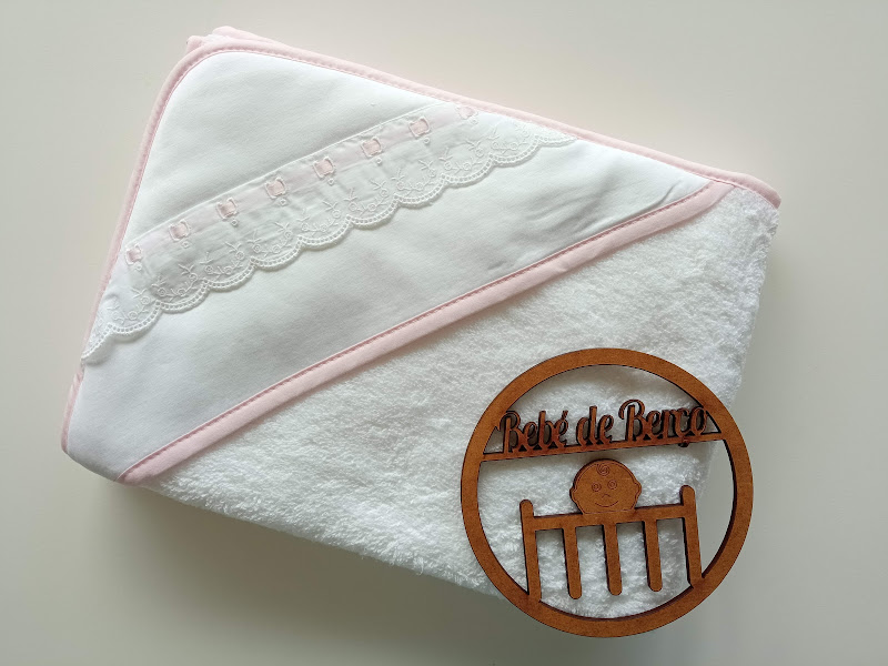 Toalha de banho branca para bebé com bordas rosas e renda, com placa de madeira 'Bebé de Bengala'