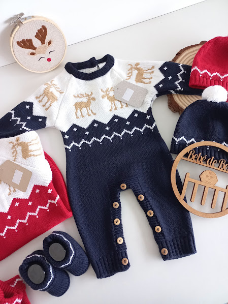 Macacão de malha para bebé com padrão de renas e botões, gorros e patucos ao lado