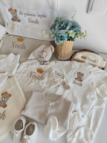Conjunto de roupa de bebé creme com bordados de ursinho e coroa dourada