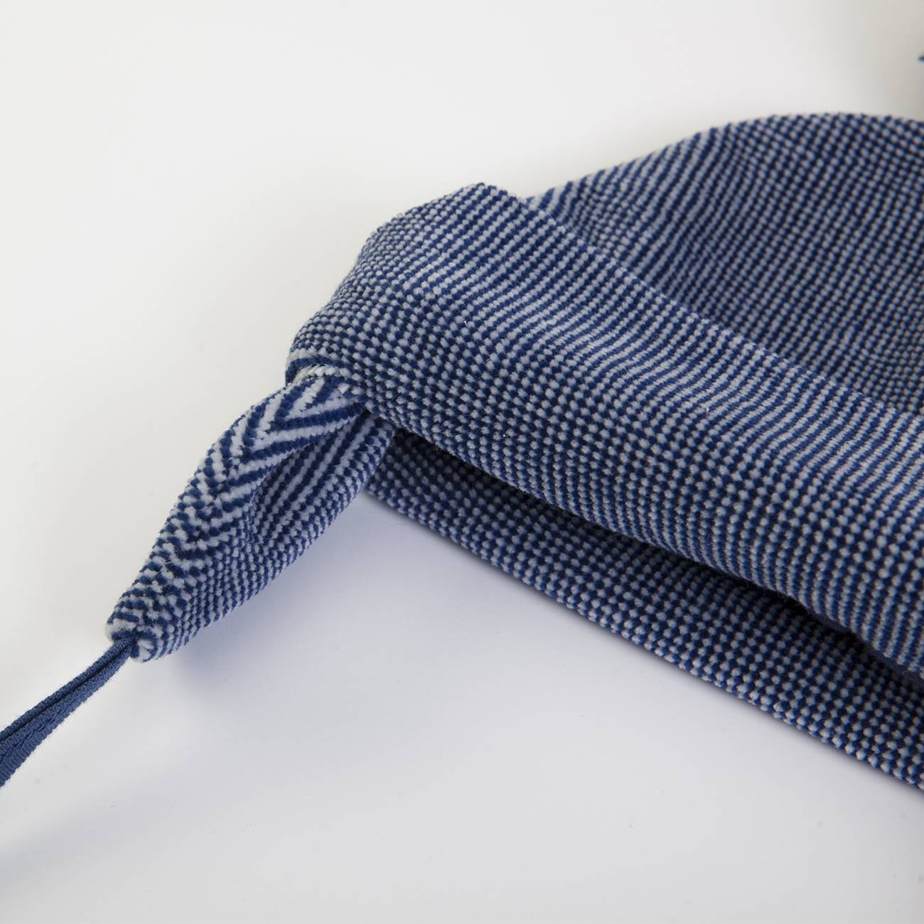 Saco de tecido azul e branco com padrão xadrez