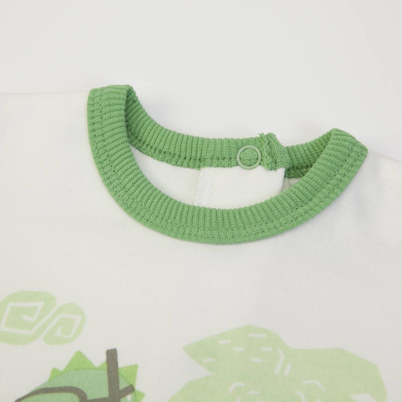 Gola verde de malha num corpo branco com estampado parcial