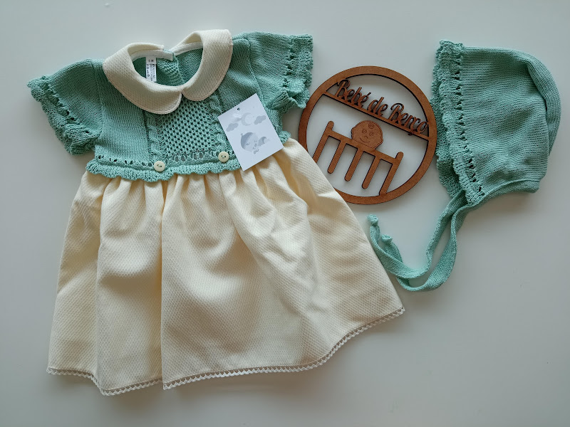 Vestido de bebé verde água e creme com gorro e placa de madeira