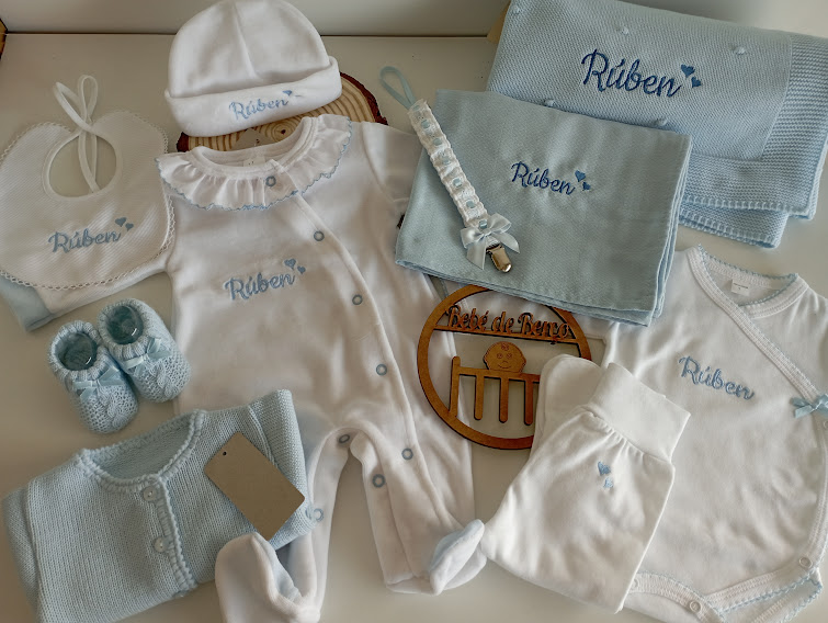 Conjunto de roupa e acessórios para bebé em azul claro e branco com o nome Rúben bordado
