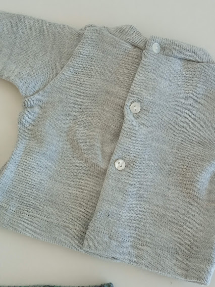 Casaco cinzento claro para bebé em malha com botões brancos