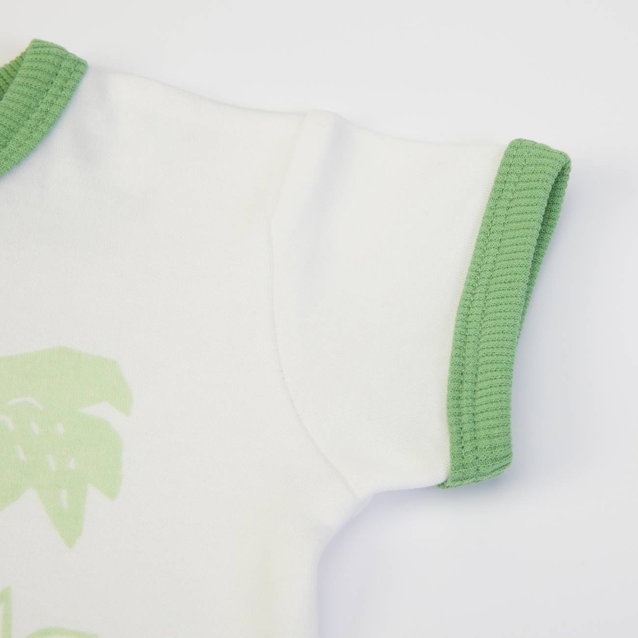 Camisola de manga curta branca com bordas verdes e padrão verde claro