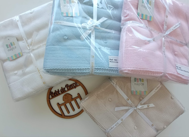 mantas de bebé em malha azul, rosa, branca e bege com laços e embalagem plástica