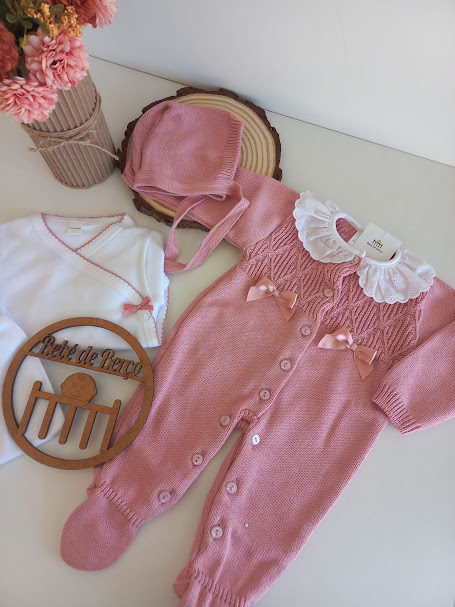 Conjunto de roupa de bebé em malha rosa com babados e laços, touca rosa, camisa branca e placa de madeira 'Reis de Paço'