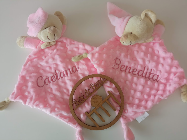 Dois paninhos de pelúcia rosa com ursinhos e nomes Caetana e Benedita bordados