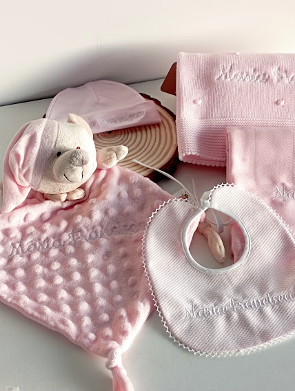 Conjunto de bebé rosa com babete, manta, gorro e mantinha bordados