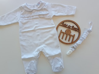 Macacão branco para bebé com detalhes em renda e faixa elástica