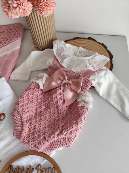 Body de bebé cor-de-rosa de malha com laço e renda, combinado com camisola branca de algodão com gola de babados