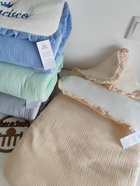 Mantinhas e saco de tecido em várias cores com textura rugosa