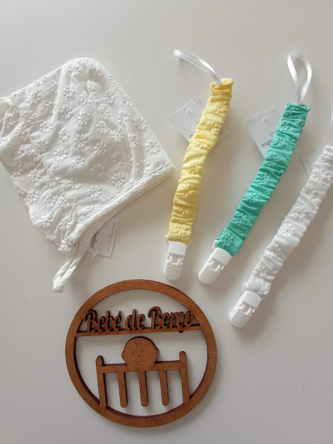 Touca branca floral, pegas chupeta coloridos com clips brancos e ornamento de madeira 'Pé de Perna'