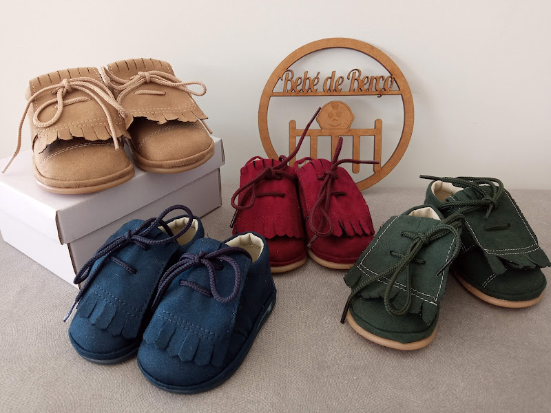 Sapatos de bebé em vários cores com franjas e atacadores