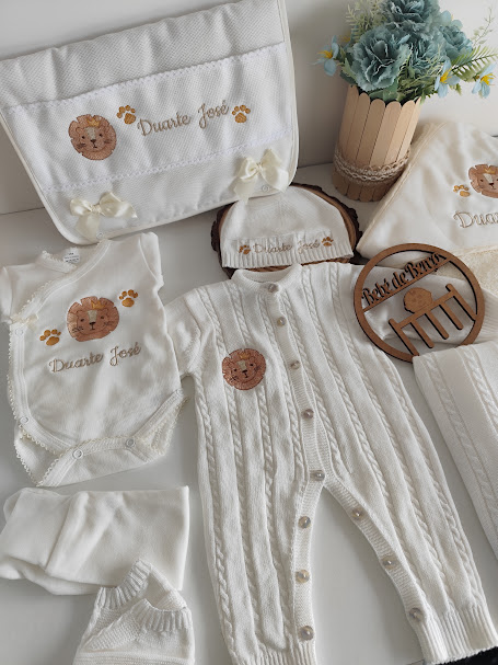 Conjunto de roupa de bebé branca com bordado de leão e nome Duarte José