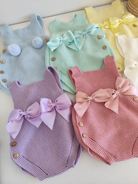 Macacões bebé em cores pastel com laços de cetim e botões de madeira