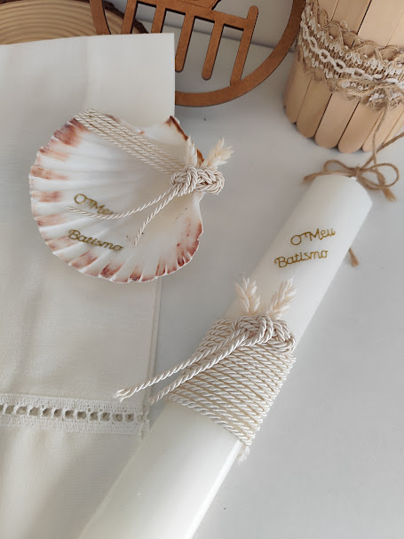 Vela e concha decoradas com cordão de sisal e inscrições 'O Meu Batismo' em dourado