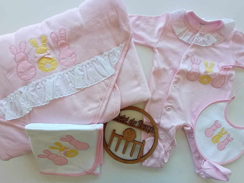 Conjunto rosa para bebé com bordados de coelhinhos e folho branco