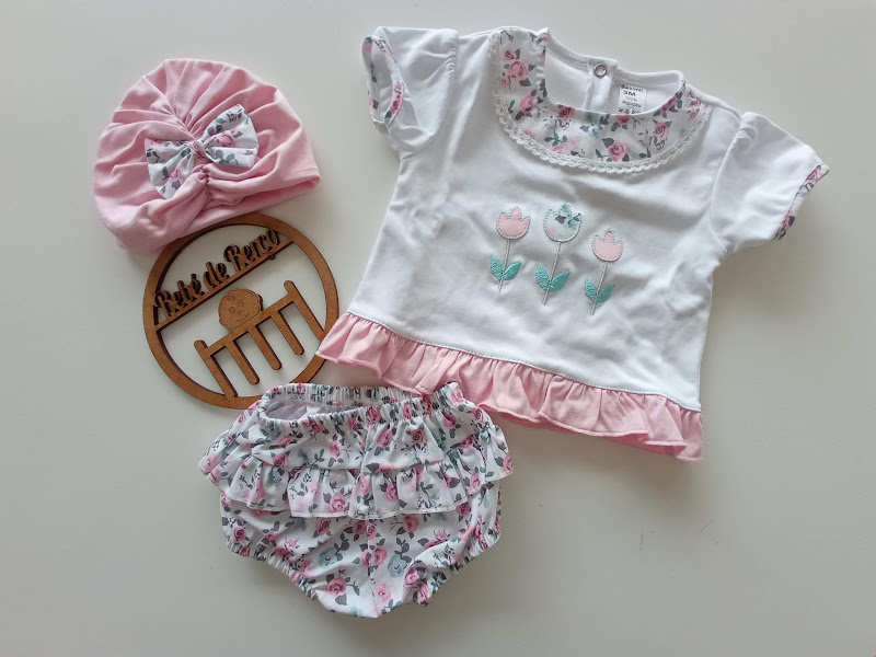 Conjunto de roupa para bebé com camisola branca bordada, cueca floral com folhos e touca rosa com laço floral