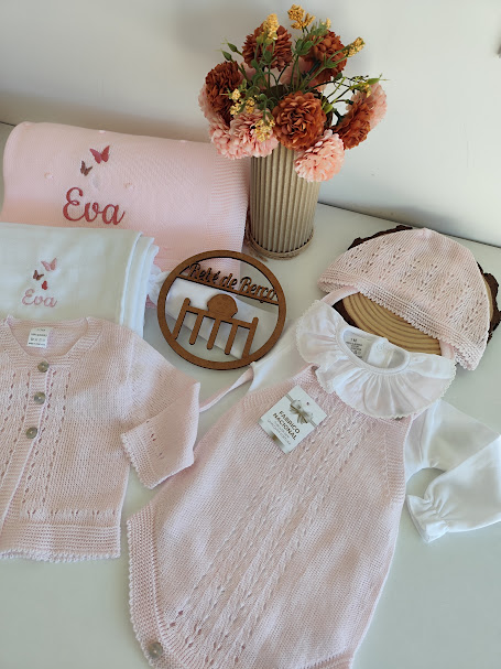 Conjunto de roupa de bebé rosa claro com toalhas bordadas 'Eva' e vaso com flores