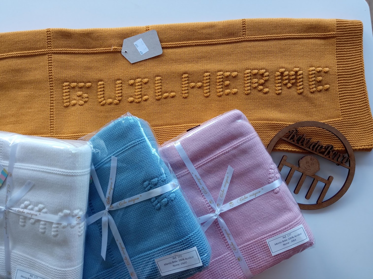 Conjunto de toalhas de banho em algodão em várias cores com padrões e nome em relevo