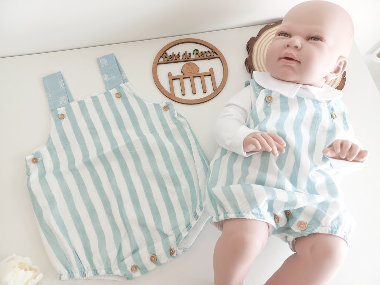 Roupa de bebé às riscas brancas e azuis com botões de madeira e gola branca