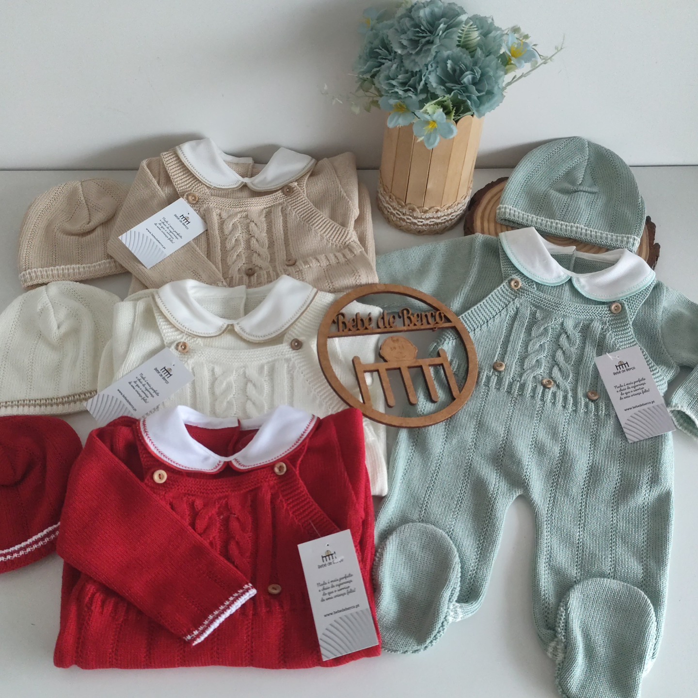 Conjunto de roupa de bebé em malha colorida com gola branca e gorro