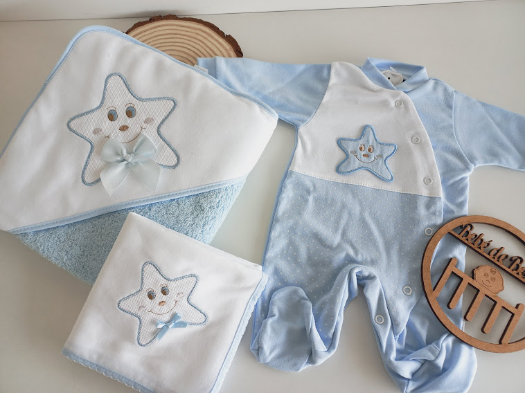 Conjunto de roupa de bebé azul e branco com estrela bordada