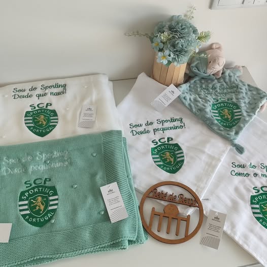 Toalhas e mantas SCP Sporting verdes e brancas com logótipo e frases bordadas em mesa decorada com flores