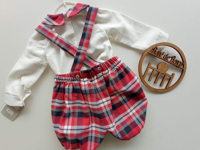 Conjunto infantil camisa branca e calças curtas xadrez com suspensórios