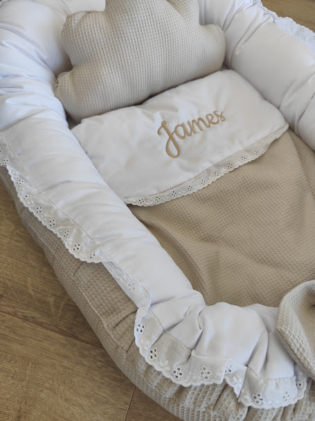 Ninho para bebé bege e branco com bordado James e renda branca