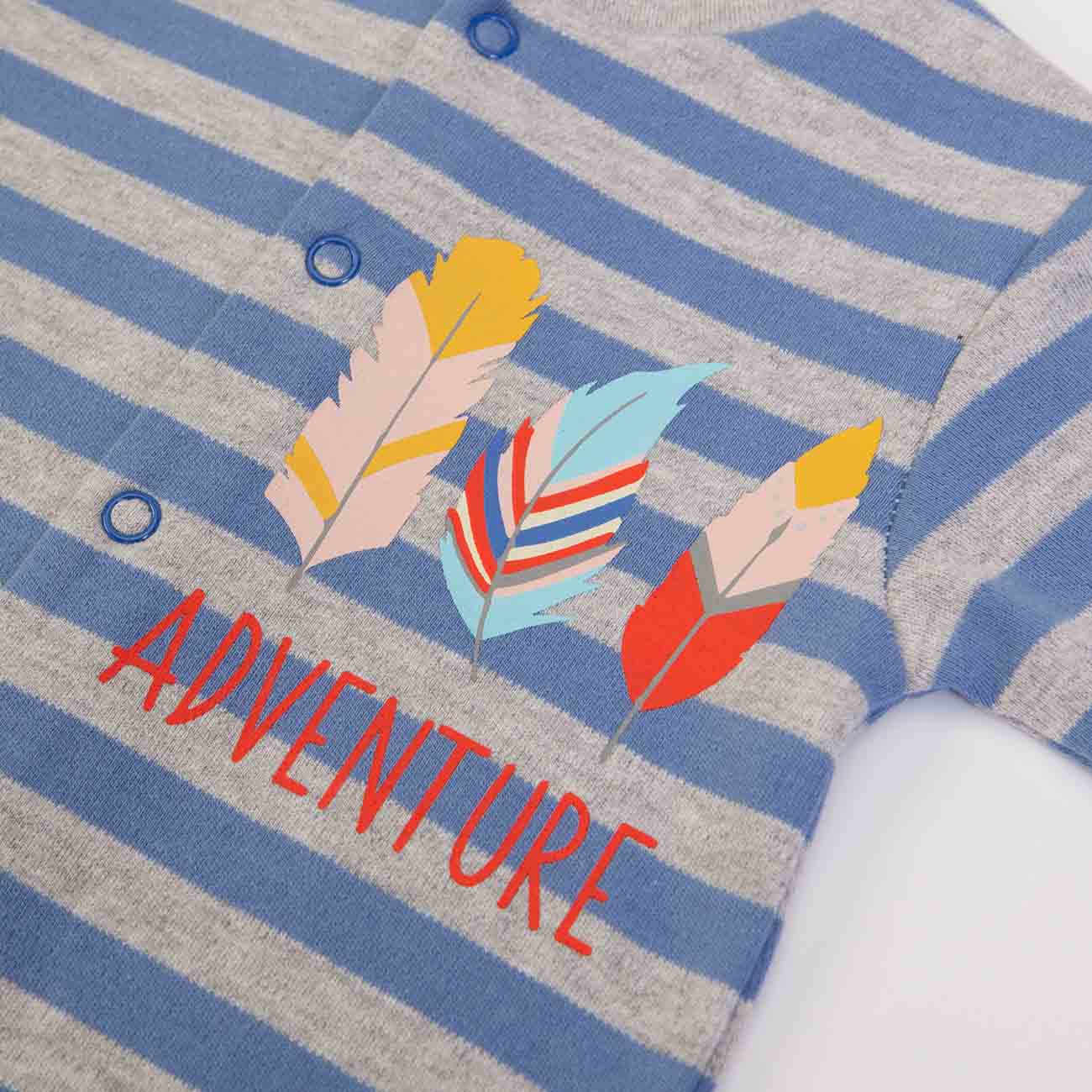 Roupa listrada azul e cinza com estampado de penas e texto ADVENTURE