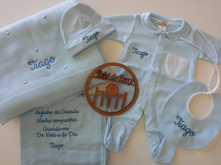 Conjunto de roupa de bebé azul clara personalizado com o nome Tiago e placa de madeira