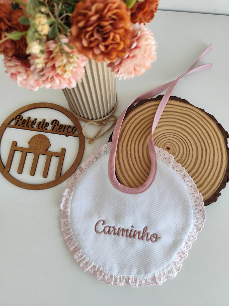 Babete branco com nome bordado e decoração em madeira
