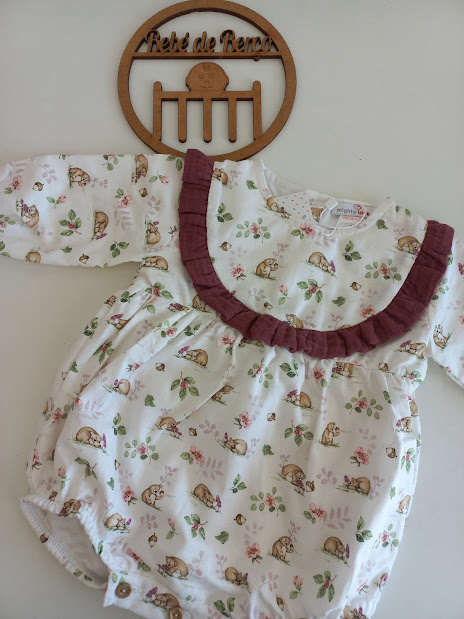 Body de bebé branco com padrão de coelhos e flores e folho vinho