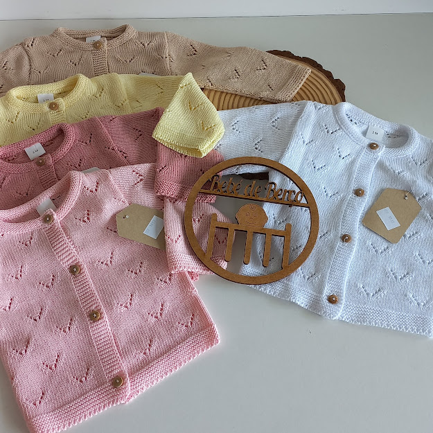 casacos de malha para bebé em várias cores com botões de madeira