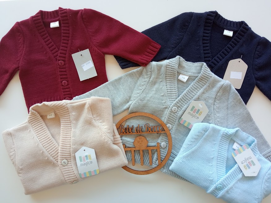 Cinco casacos de bebé em várias cores com etiquetas e recorte de madeira Art & Rose