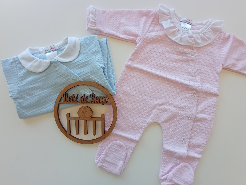 Fatos de bebé azul e rosa com gola branca e placa de madeira Bebé de Roupas