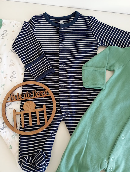 Três babygrows para bebé coloridos com padrões variados