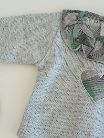 Camisola cinzenta de malha com gola e coração xadrez verde e cinza