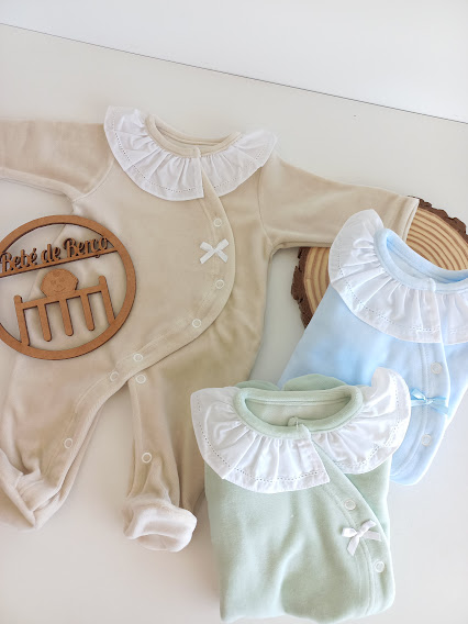Três macacões de bebé com gola branca de renda em bege, azul e verde claro