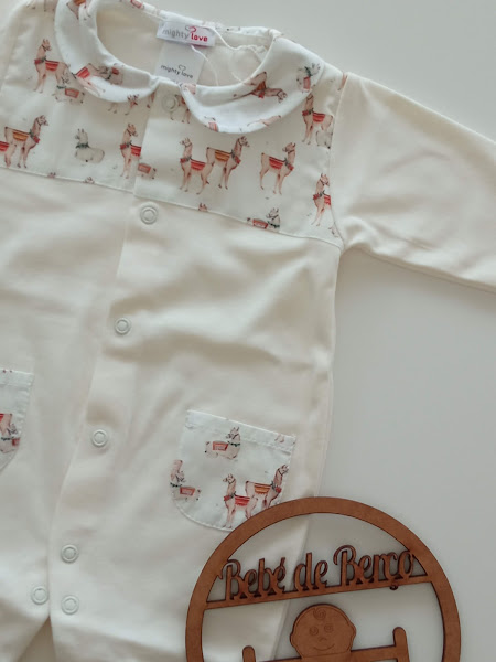 Macacão de bebé creme com estampa de lhamas e ornamento em madeira com texto