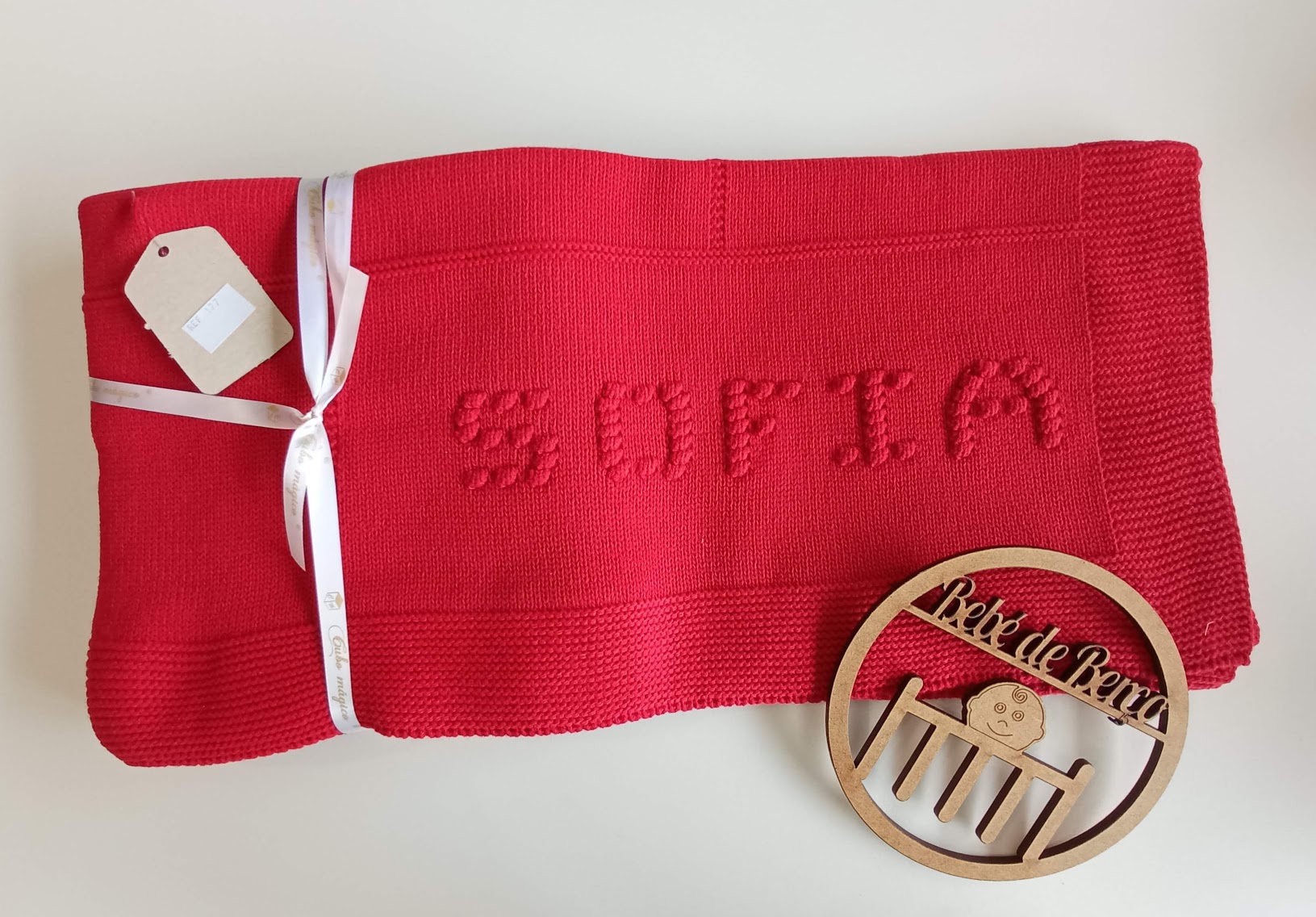 Manta vermelha tricotada com nome Sofia e enfeite de berço em madeira