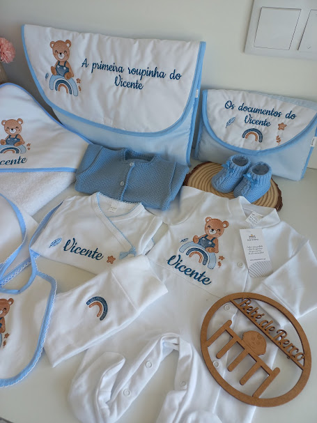 Conjunto de roupa e acessórios para bebé branco e azul com ursinho e arco-íris e texto personalizado