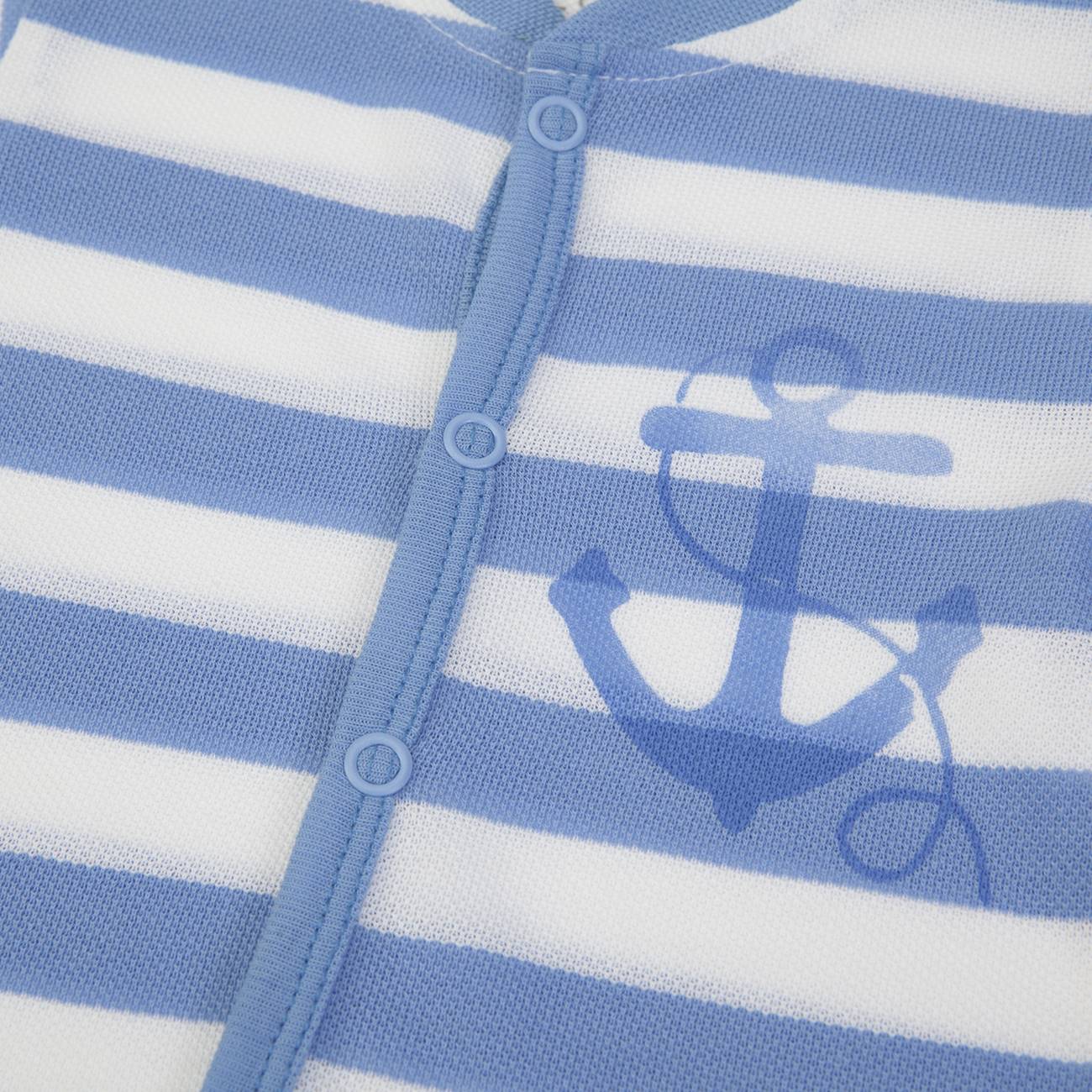 Peça de roupa com riscas azul claro e branca e desenho de âncora azul